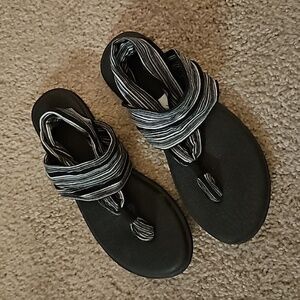 Sanuk fabric sandals black size 8